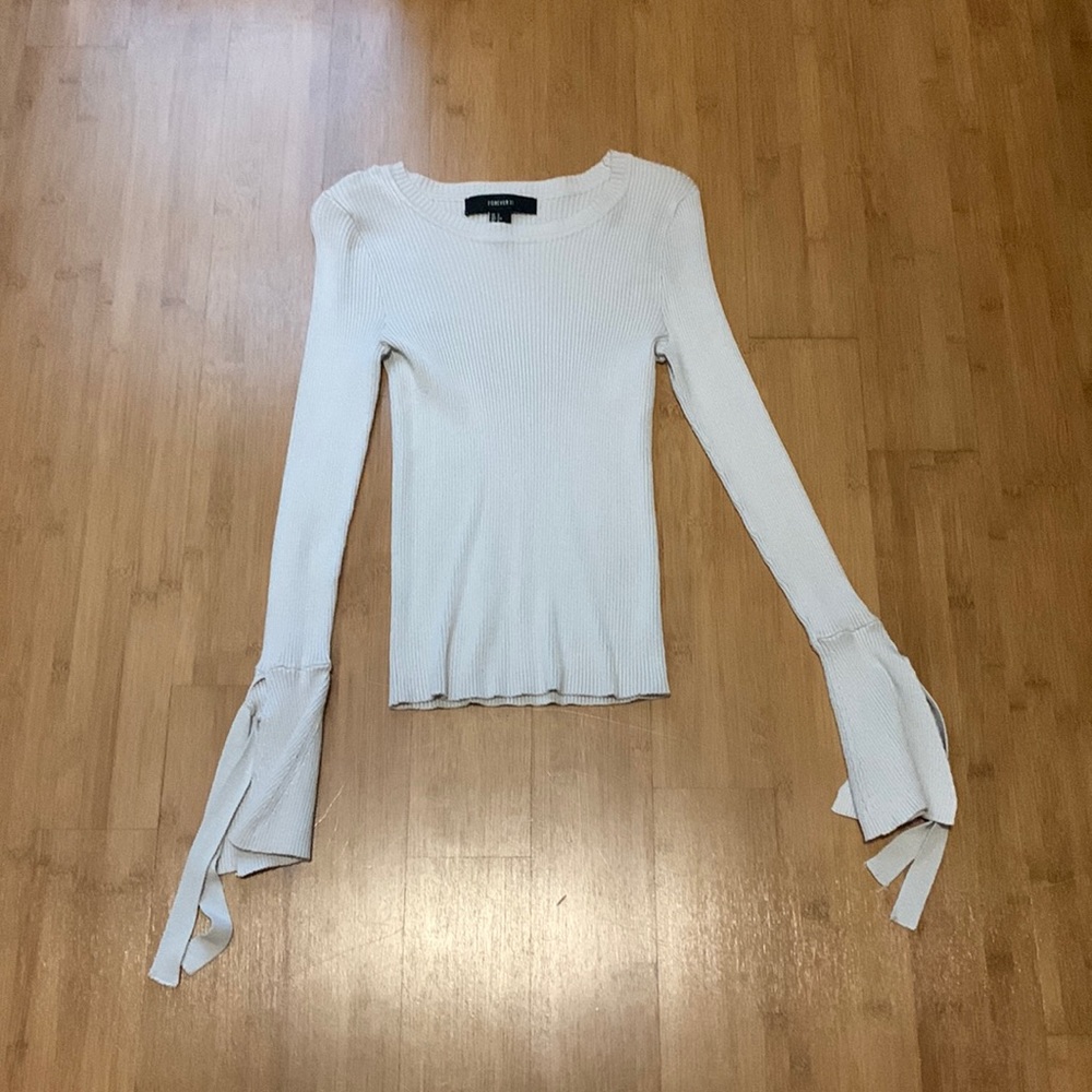 Long sleeve top with trumpet cuffs with ties